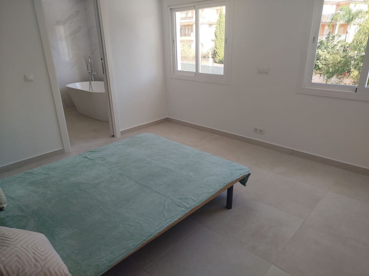 4 soverom Kjedet enebolig til salgs i Mijas Costa med svømmebasseng garasje - € 899 000 (Ref: 9417695)