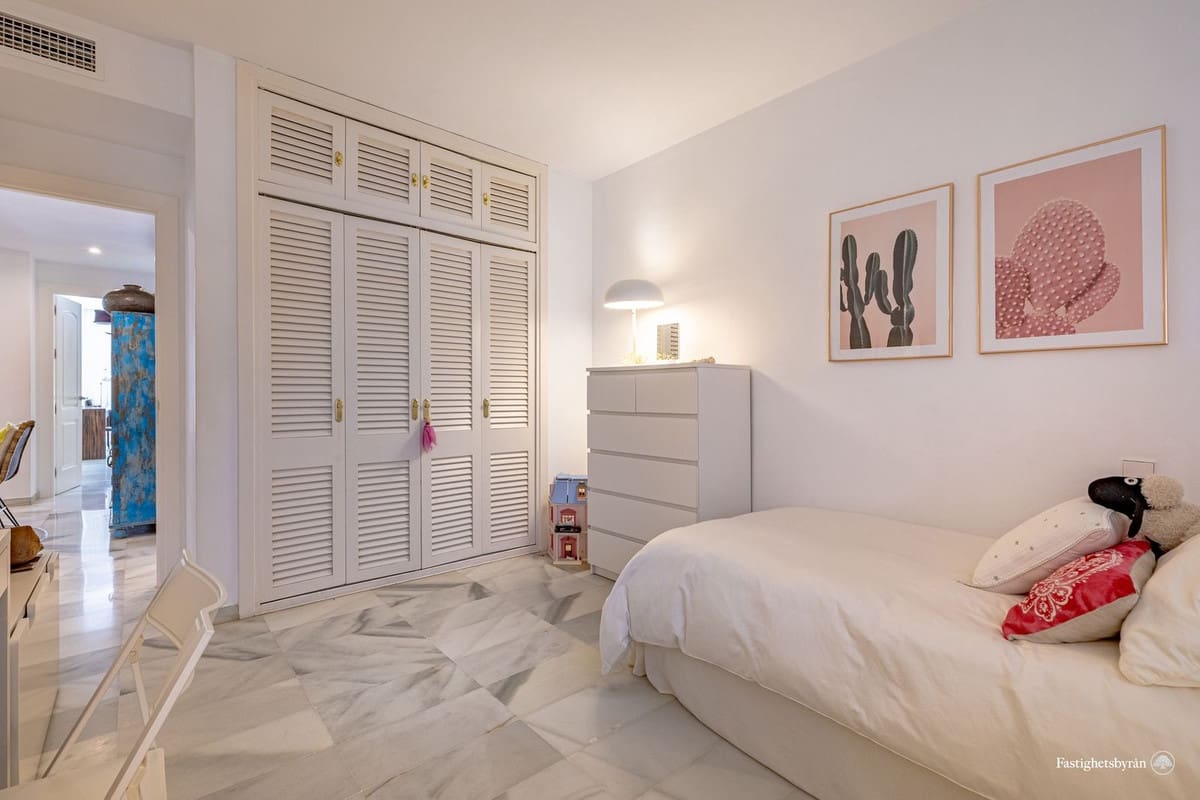 2 makuuhuone Huoneisto myytävänä paikassa Estepona mukana uima-altaan - 1 140 000 € (Ref: 9418797)