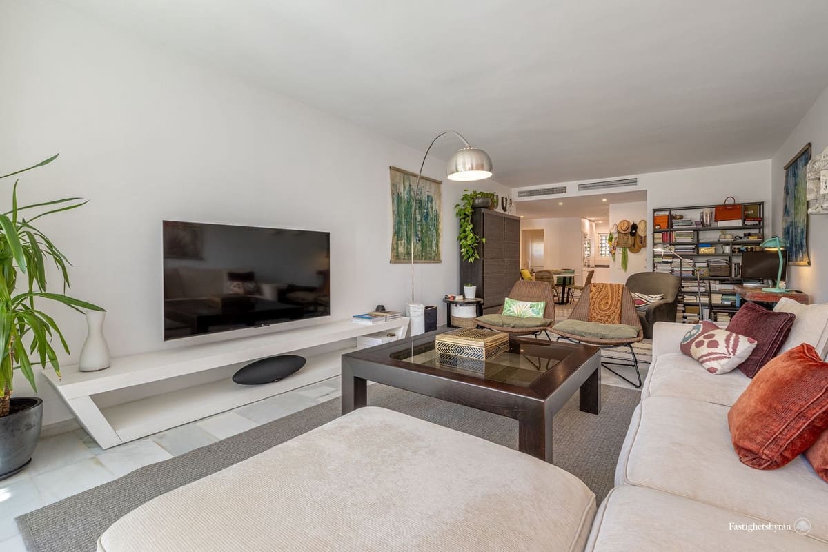 2 makuuhuone Huoneisto myytävänä paikassa Estepona mukana uima-altaan - 1 140 000 € (Ref: 9418797)