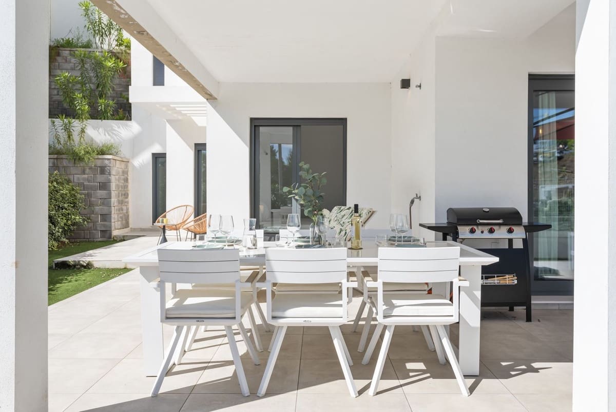 3 bedroom Apartment for sale in Estepona with pool - € 749,000 (Ref: 9418799)