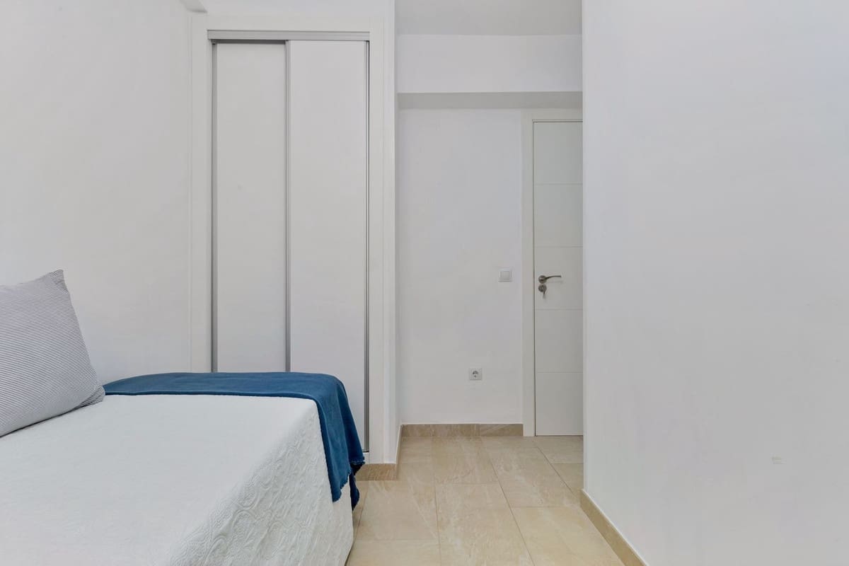 2 bedroom Apartment for sale in Fuengirola - € 235,000 (Ref: 9418801)