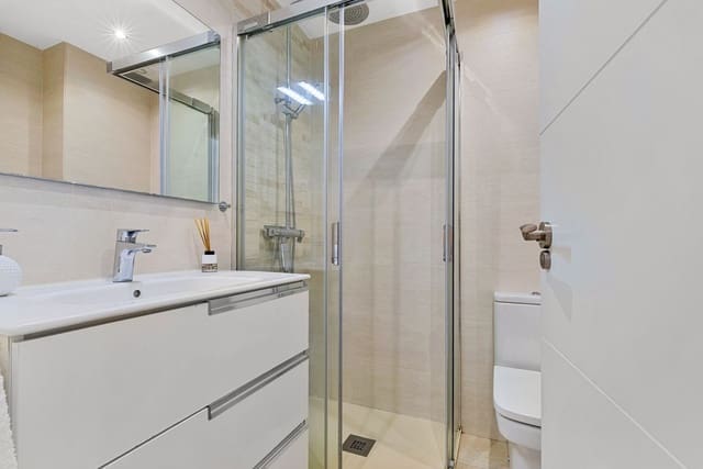 2 bedroom Apartment for sale in Fuengirola - € 235,000 (Ref: 9418801)