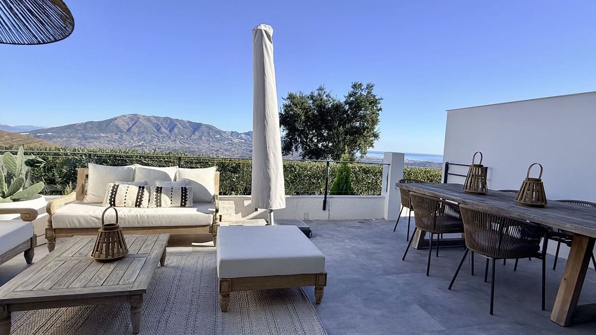 3 soveværelse Byhus til salg i La Mairena med swimmingpool garage - € 850.000 (Ref: 9425581)