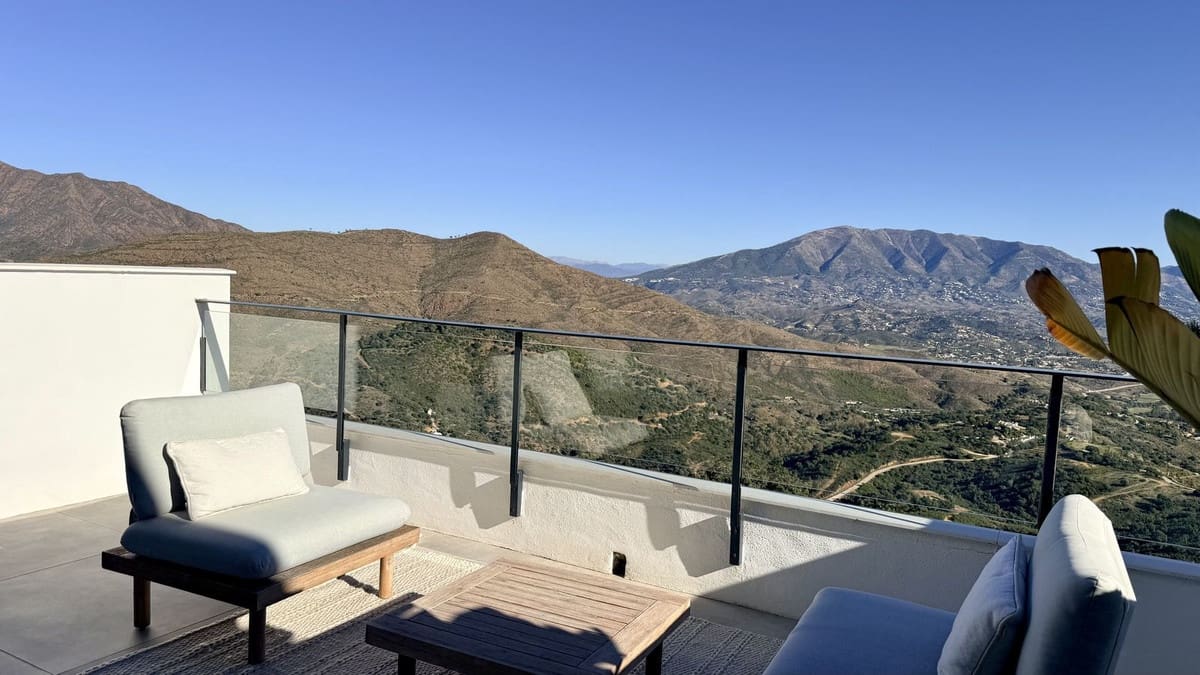 3 soveværelse Byhus til salg i La Mairena med swimmingpool garage - € 850.000 (Ref: 9425581)