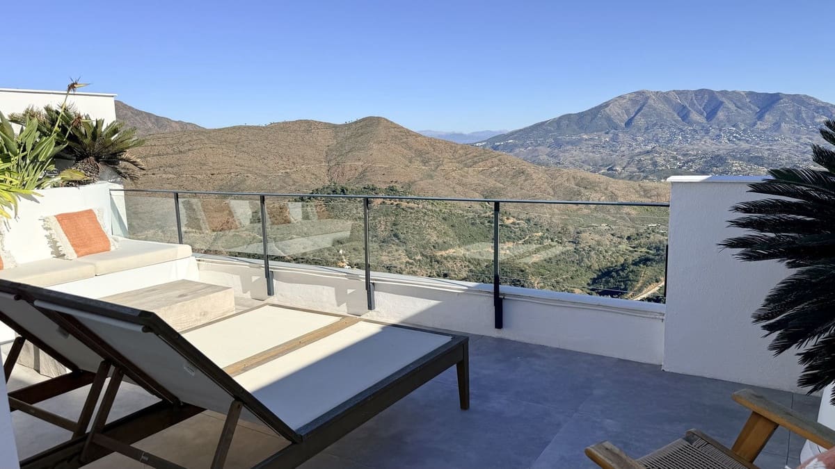 3 soveværelse Byhus til salg i La Mairena med swimmingpool garage - € 850.000 (Ref: 9425581)