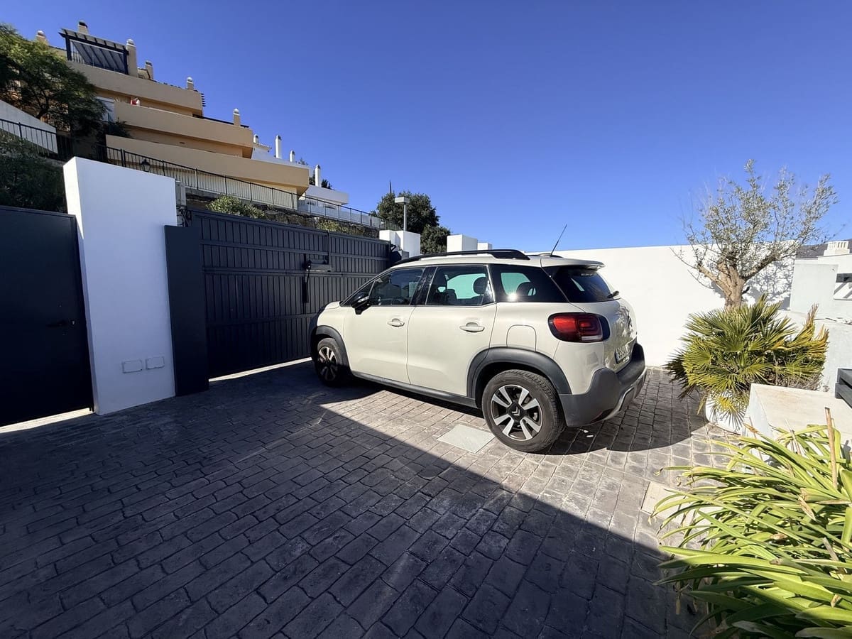 3 soveværelse Byhus til salg i La Mairena med swimmingpool garage - € 850.000 (Ref: 9425581)