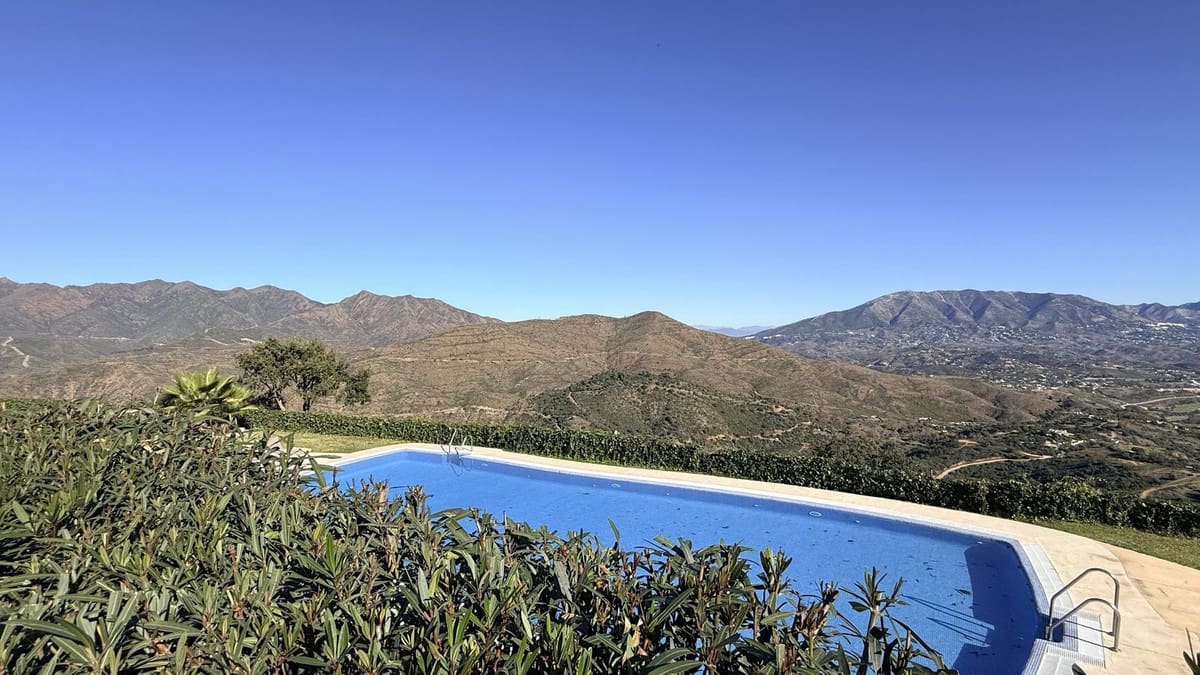 3 soveværelse Byhus til salg i La Mairena med swimmingpool garage - € 850.000 (Ref: 9425581)