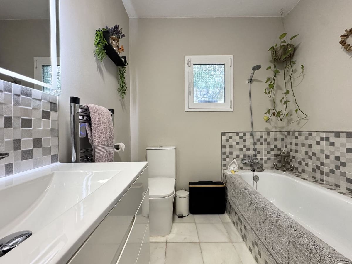 4 bedroom Villa for sale in La Duquesa / Puerto de la Duquesa with pool garage - € 860,000 (Ref: 9428765)