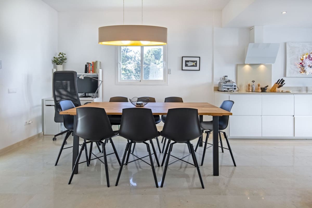 4 sypialnia Dom blizniak na sprzedaż w Nueva Andalucia z basenem garażem - 995 000 € (Ref: 9432491)