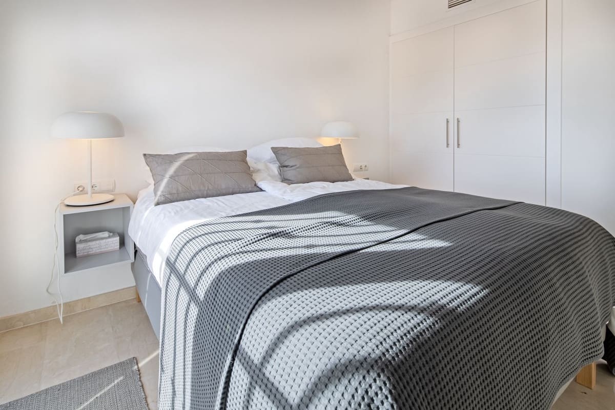 4 sypialnia Dom blizniak na sprzedaż w Nueva Andalucia z basenem garażem - 995 000 € (Ref: 9432491)