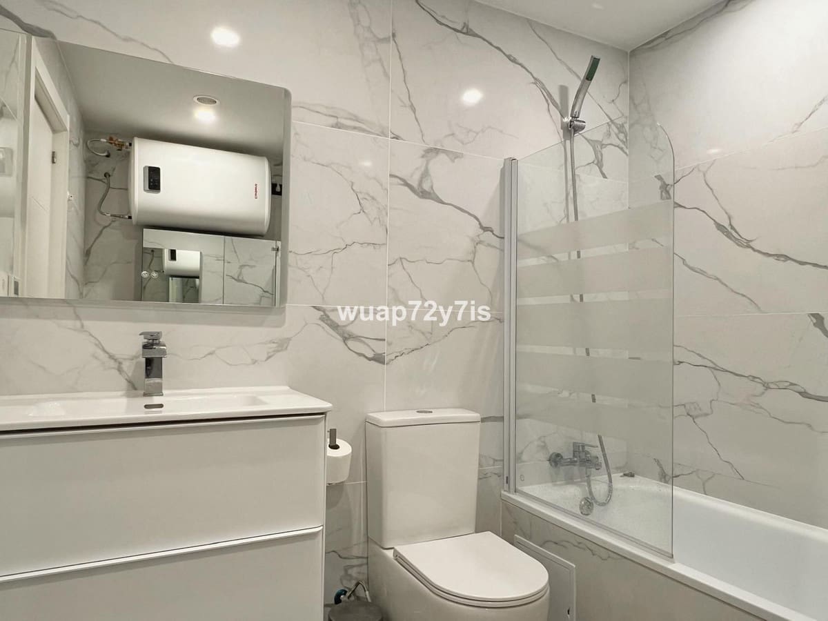 2 soveværelse Semi-Rækkehus til salg i New Golden Mile med swimmingpool garage - € 399.000 (Ref: 9436549)