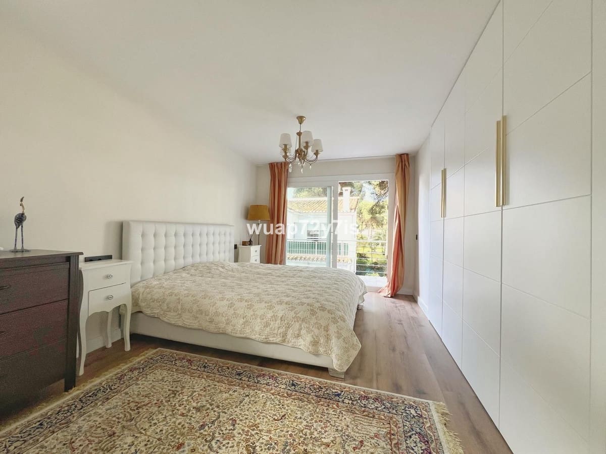 2 soveværelse Semi-Rækkehus til salg i New Golden Mile med swimmingpool garage - € 399.000 (Ref: 9436549)