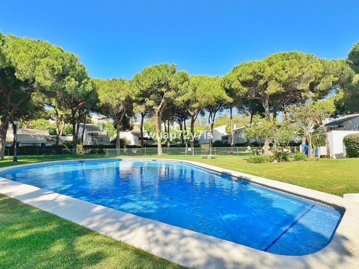 2 soveværelse Semi-Rækkehus til salg i New Golden Mile med swimmingpool garage - € 399.000 (Ref: 9436549)