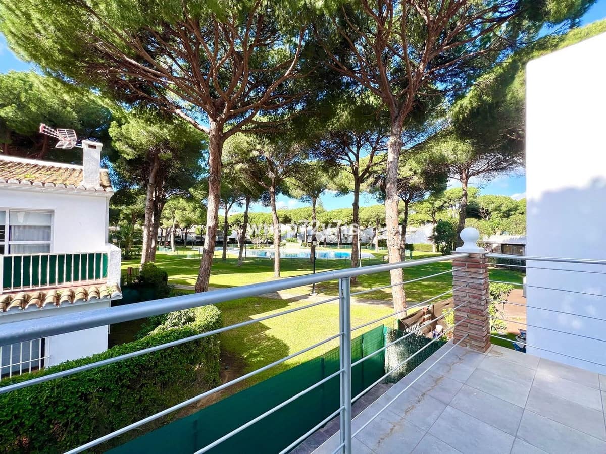 2 soveværelse Semi-Rækkehus til salg i New Golden Mile med swimmingpool garage - € 399.000 (Ref: 9436549)