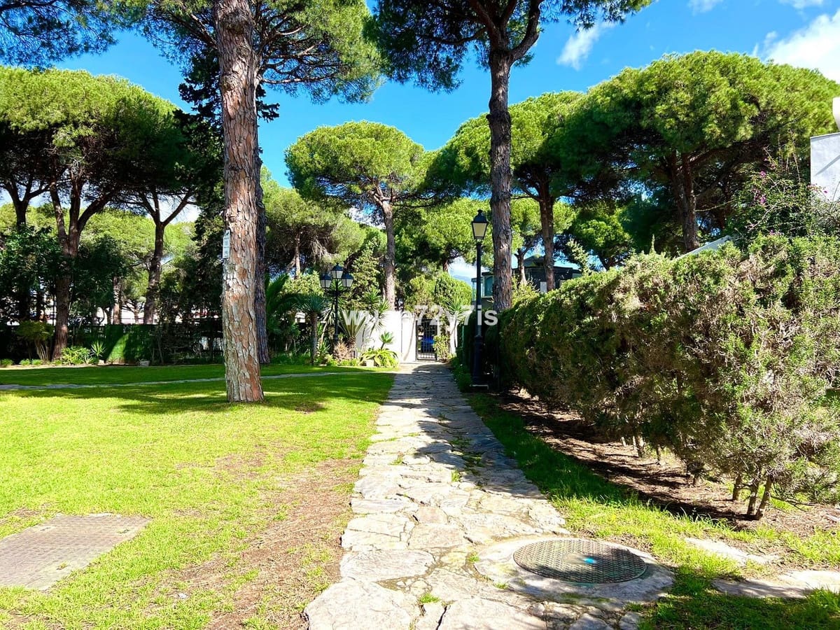 2 soveværelse Semi-Rækkehus til salg i New Golden Mile med swimmingpool garage - € 399.000 (Ref: 9436549)