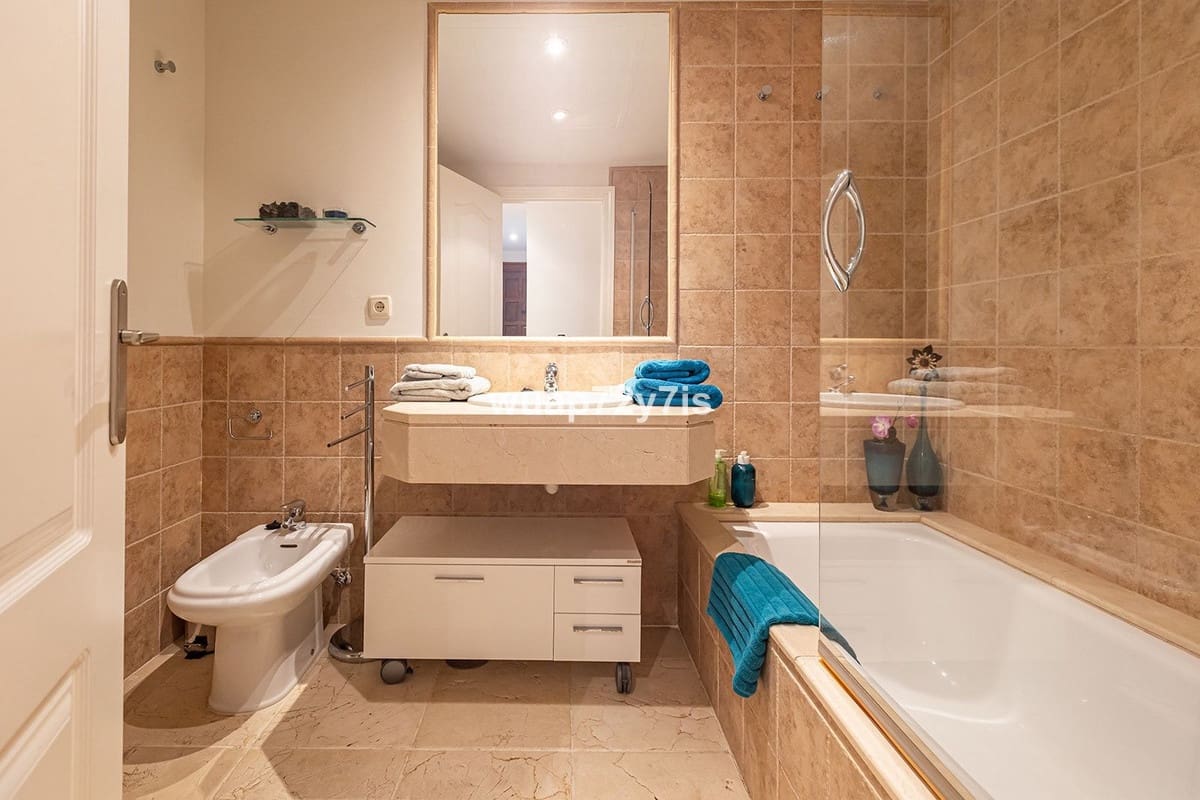 2 bedroom Apartment for sale in Estepona with pool garage - € 485,000 (Ref: 9442811)