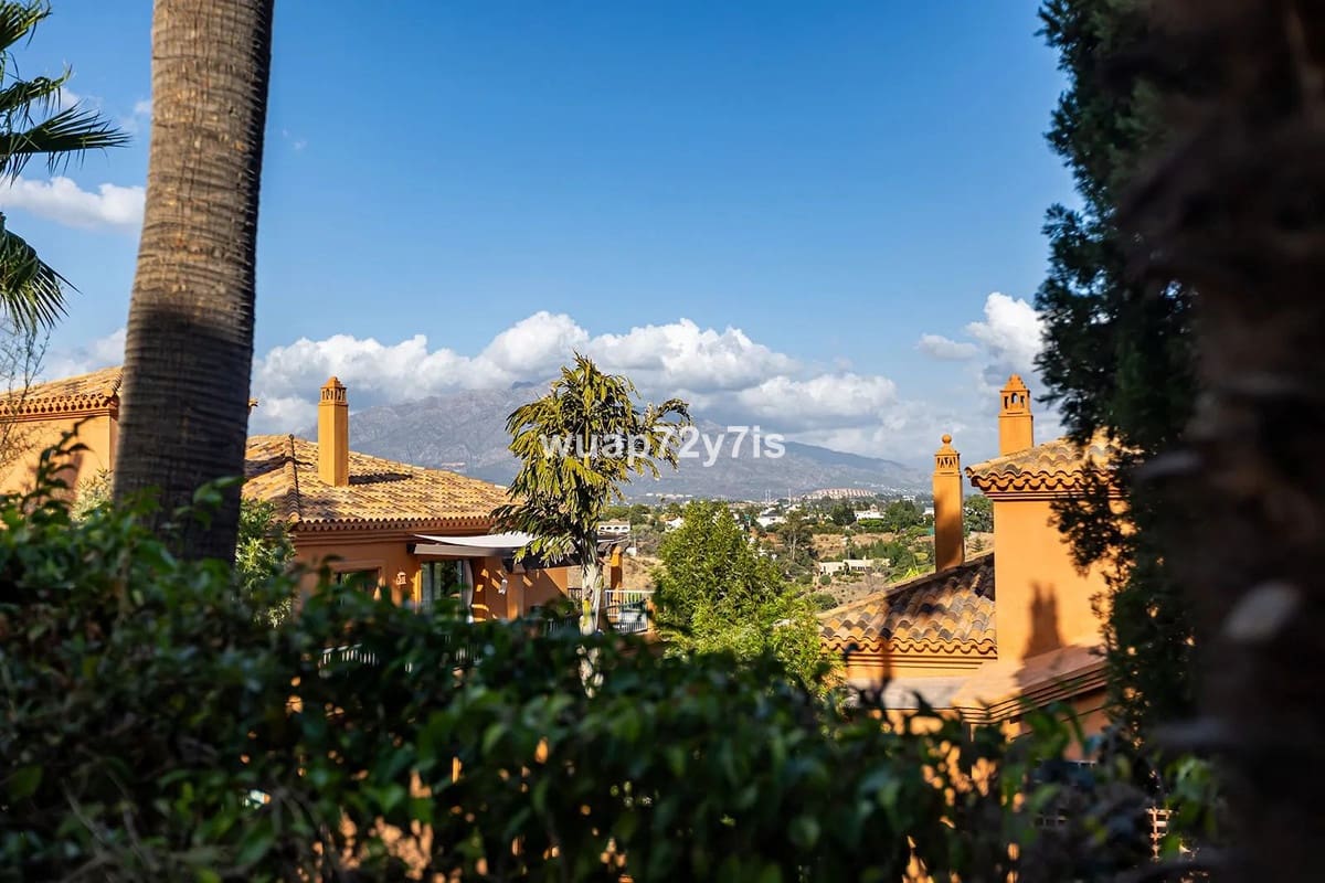 2 bedroom Apartment for sale in Estepona with pool garage - € 485,000 (Ref: 9442811)