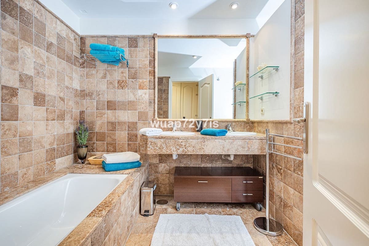 2 bedroom Apartment for sale in Estepona with pool garage - € 485,000 (Ref: 9442811)