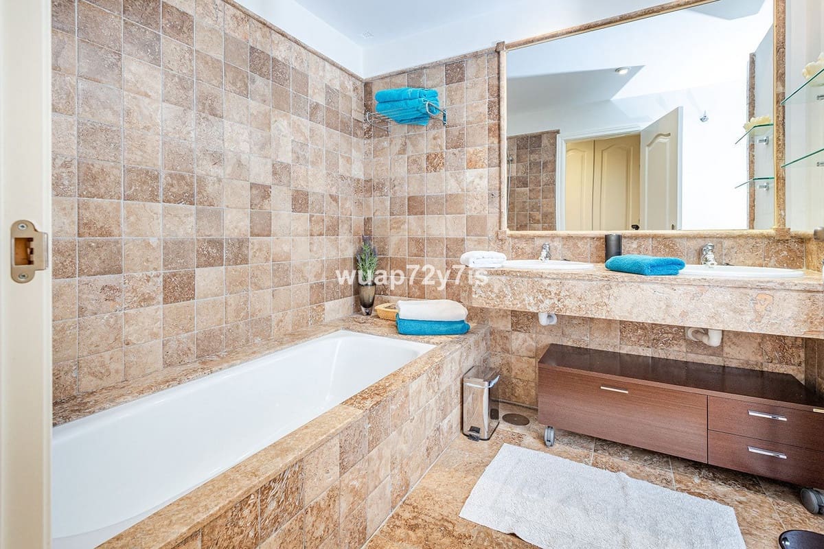 2 bedroom Apartment for sale in Estepona with pool garage - € 485,000 (Ref: 9442811)