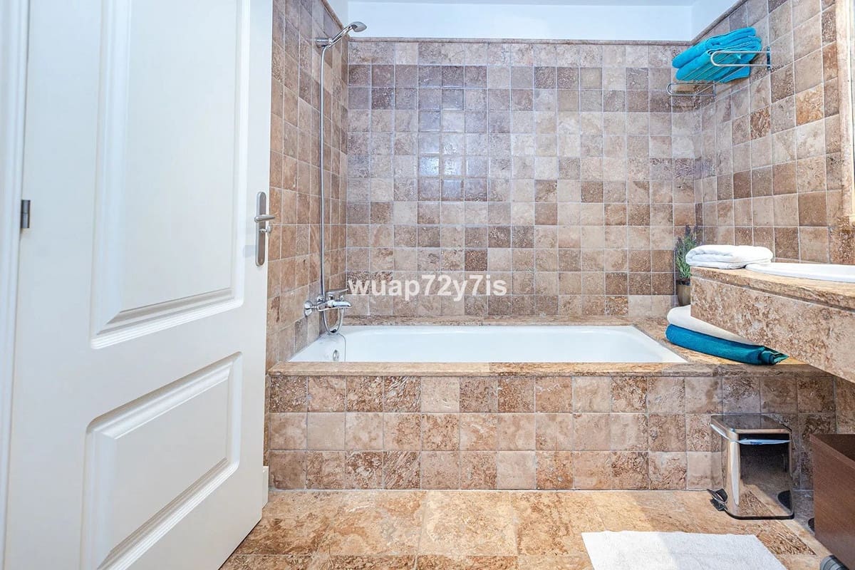 2 bedroom Apartment for sale in Estepona with pool garage - € 485,000 (Ref: 9442811)