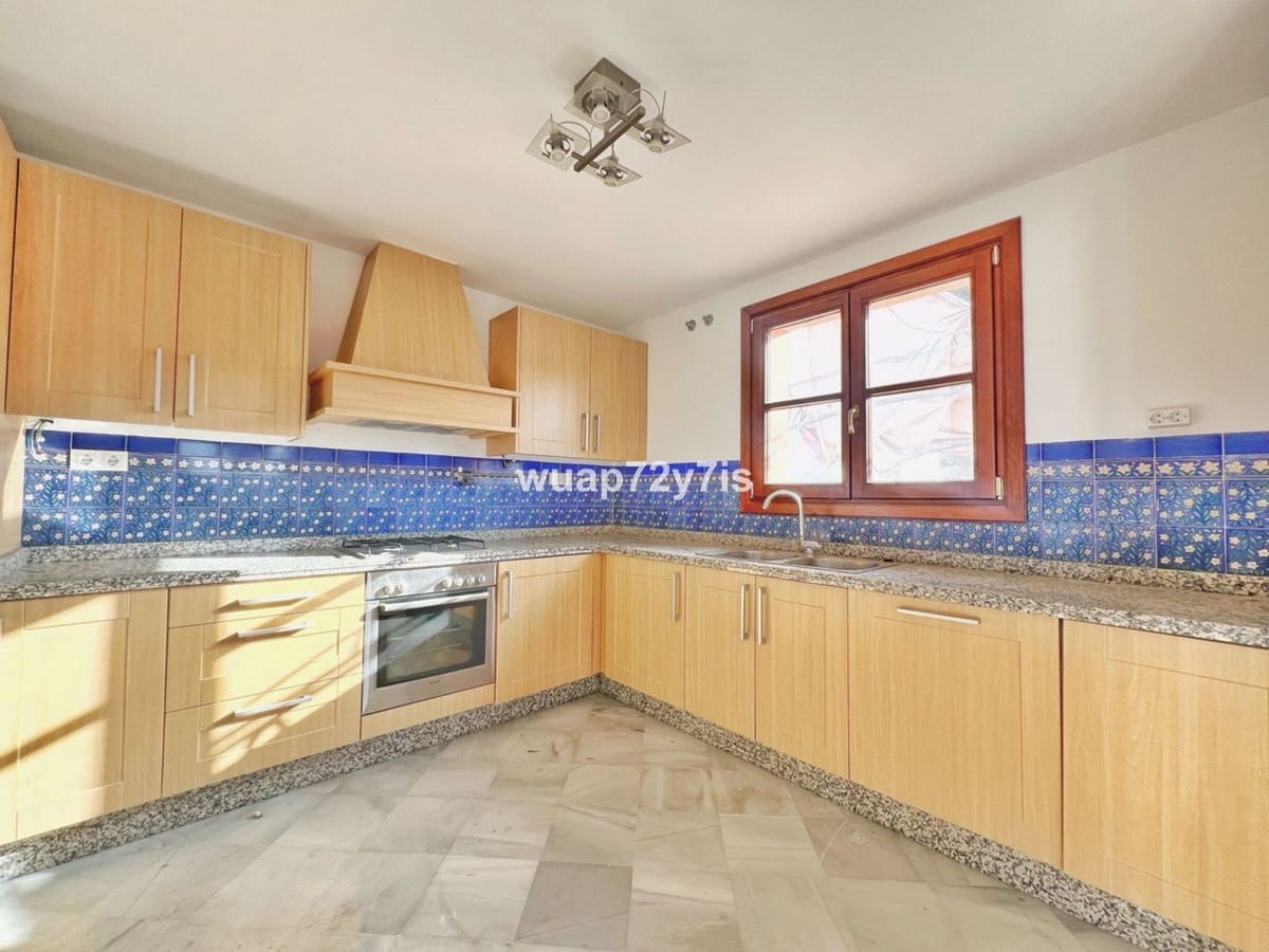 3 soverom Kjedet enebolig til salgs i Benahavis med svømmebasseng garasje - € 645 000 (Ref: 9442830)