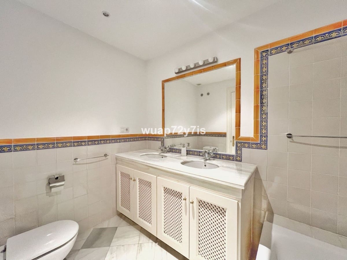 3 soverom Kjedet enebolig til salgs i Benahavis med svømmebasseng garasje - € 645 000 (Ref: 9442830)