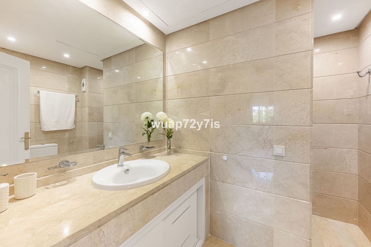 2 makuuhuone Kattohuoneisto myytävänä paikassa Estepona mukana uima-altaan - 650 000 € (Ref: 9442832)