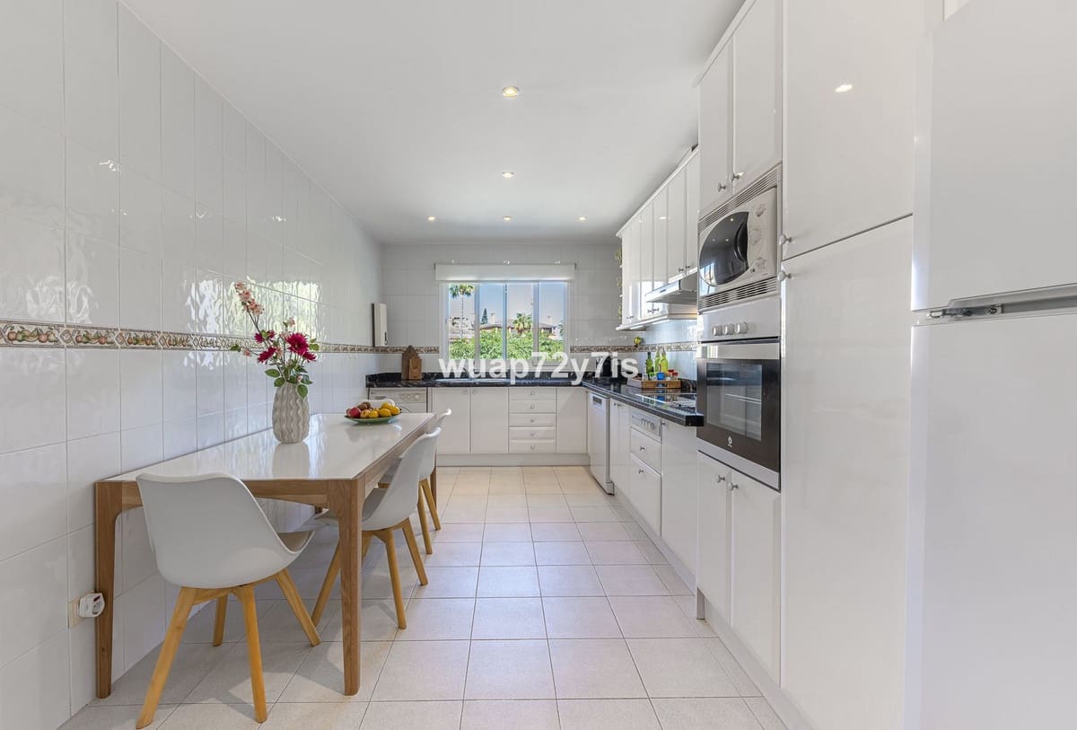 2 makuuhuone Kattohuoneisto myytävänä paikassa Estepona mukana uima-altaan - 650 000 € (Ref: 9442832)