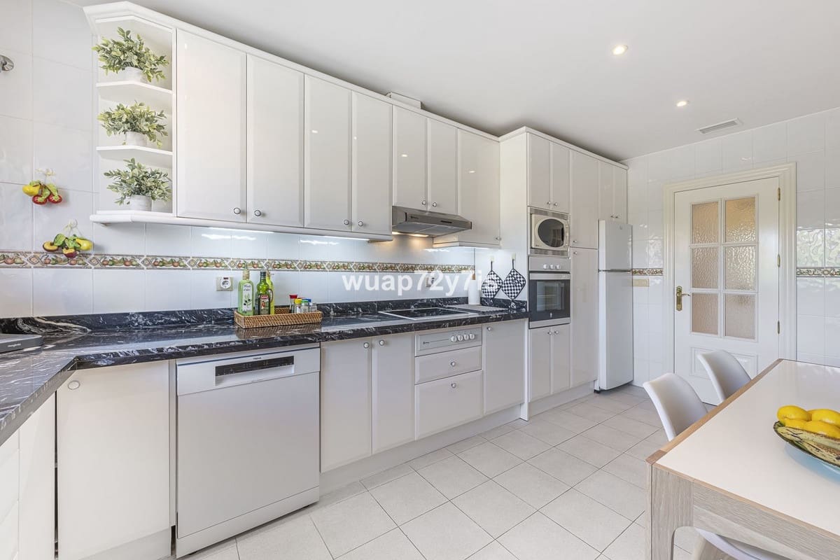 2 makuuhuone Kattohuoneisto myytävänä paikassa Estepona mukana uima-altaan - 650 000 € (Ref: 9442832)