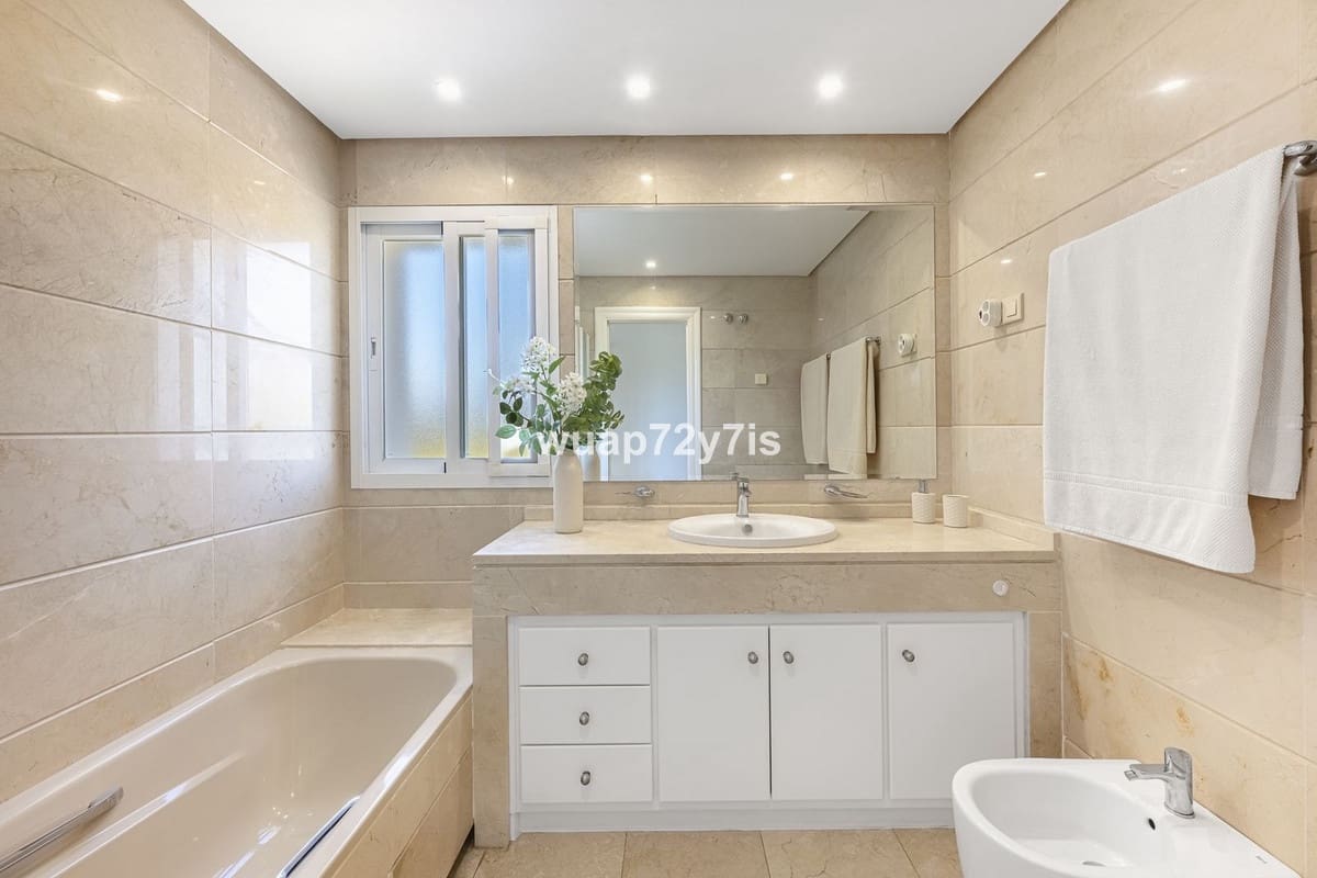 2 makuuhuone Kattohuoneisto myytävänä paikassa Estepona mukana uima-altaan - 650 000 € (Ref: 9442832)