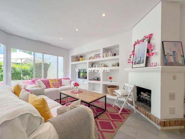 4 makuuhuone Omakotitalo myytävänä paikassa Sierra Blanca, Marbella mukana uima-altaan 
autotalli - 850 000 € (Ref: 9442861)