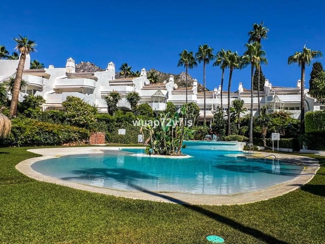 4 makuuhuone Omakotitalo myytävänä paikassa Sierra Blanca, Marbella mukana uima-altaan 
autotalli - 850 000 € (Ref: 9442861)