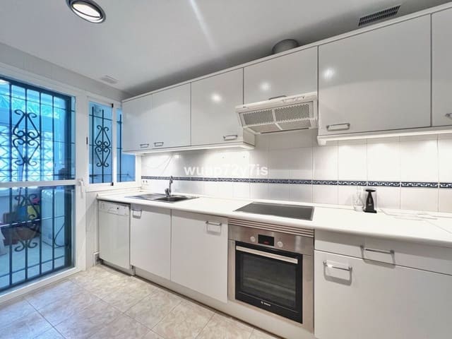 5 sovrum Semi-fristående Villa till salu i Costabella, Marbella med pool garage - 1 050 000 € (Ref: 9443368)