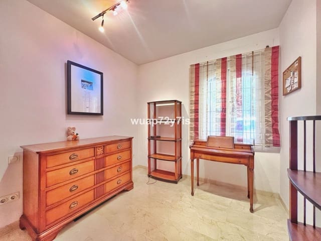 5 sovrum Semi-fristående Villa till salu i Costabella, Marbella med pool garage - 1 050 000 € (Ref: 9443368)