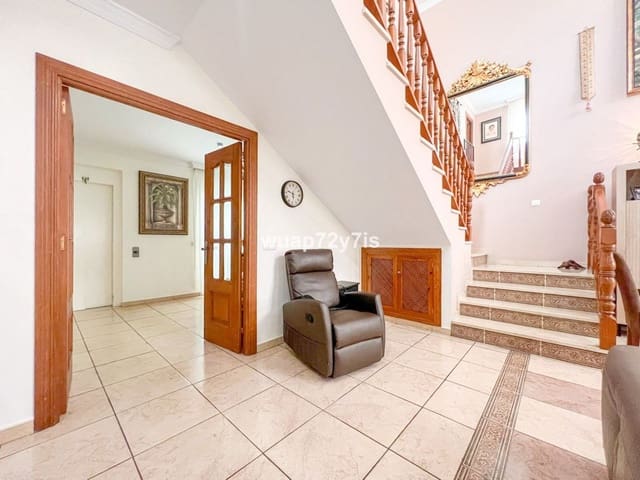 5 soveværelse Semi-Rækkehus til salg i Estepona med garage - € 1.163.000 (Ref: 9443369)