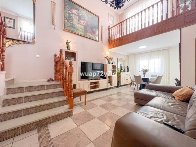 5 soveværelse Semi-Rækkehus til salg i Estepona med garage - € 1.163.000 (Ref: 9443369)