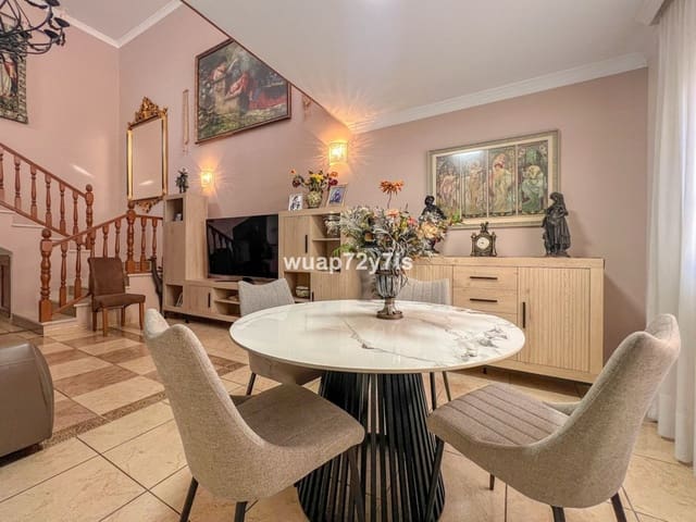 5 soveværelse Semi-Rækkehus til salg i Estepona med garage - € 1.163.000 (Ref: 9443369)