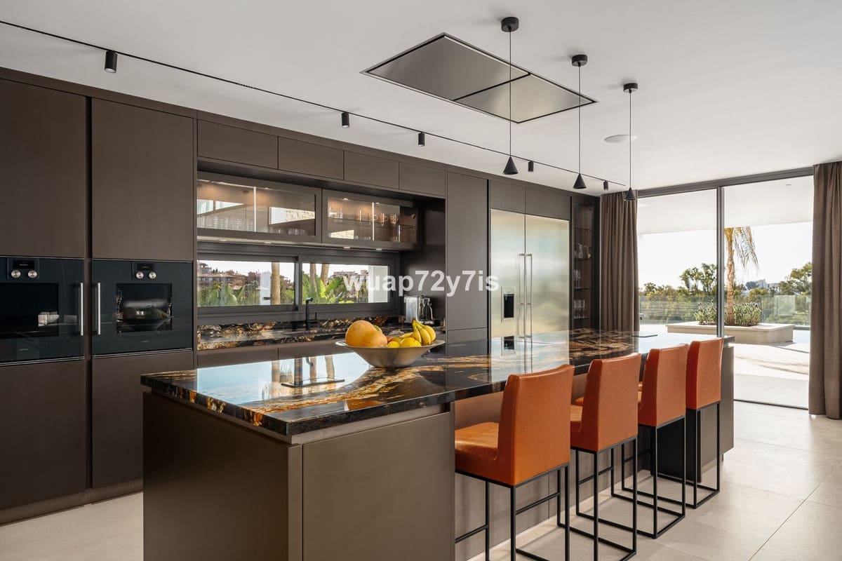 4 bedroom Villa for sale in Benahavis with pool garage - € 5,950,000 (Ref: 9443375)