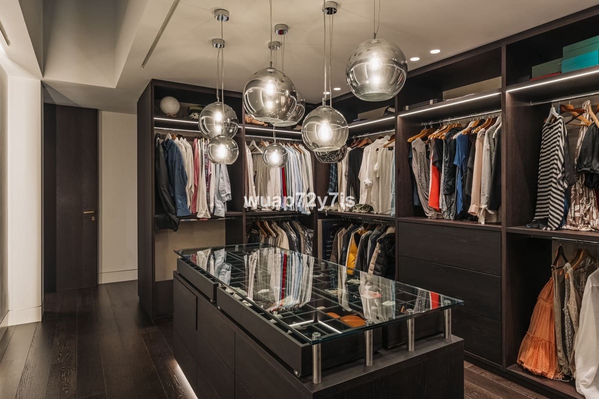 4 bedroom Villa for sale in Benahavis with pool garage - € 5,950,000 (Ref: 9443375)