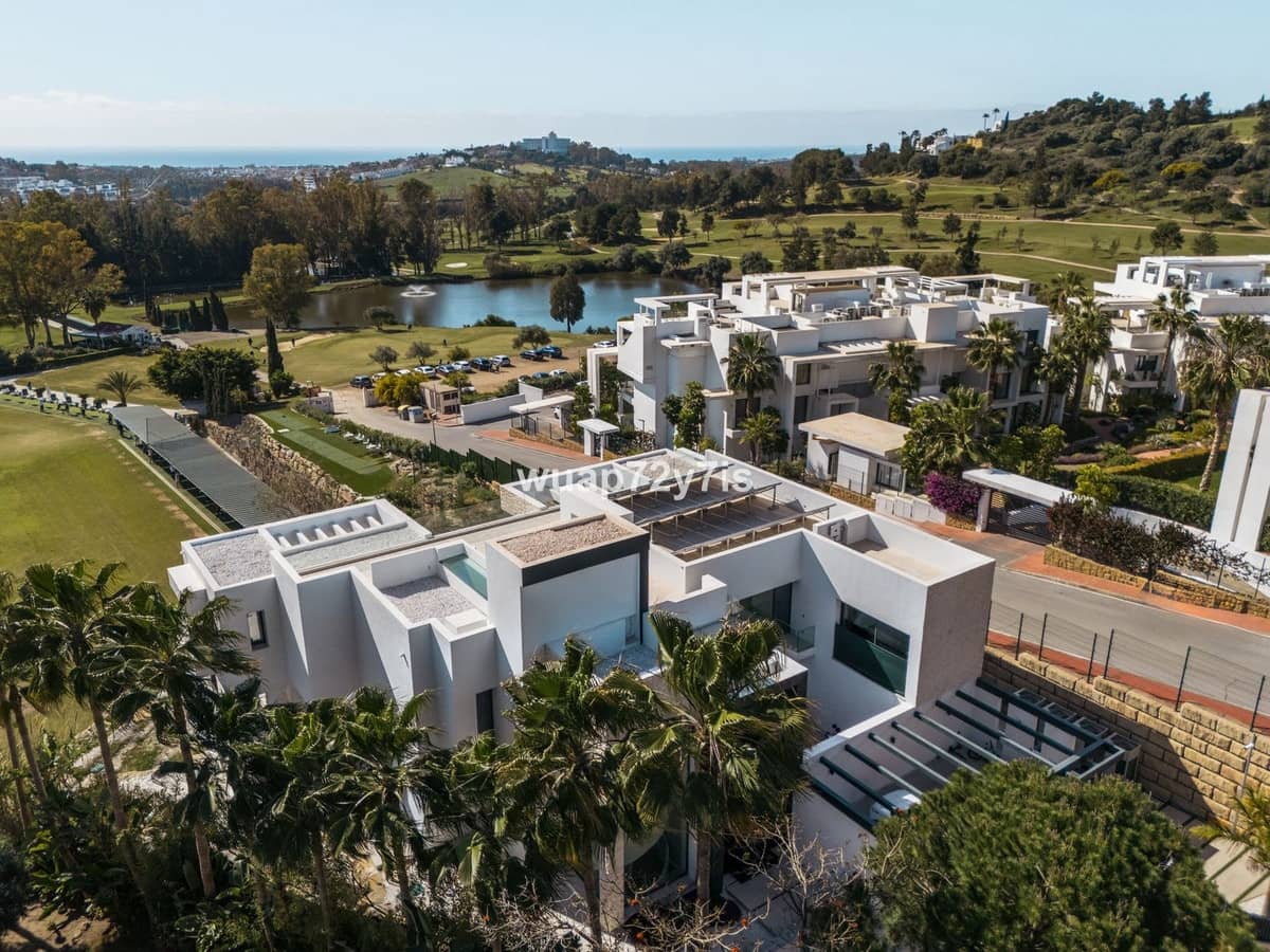 4 bedroom Villa for sale in Benahavis with pool garage - € 5,950,000 (Ref: 9443375)