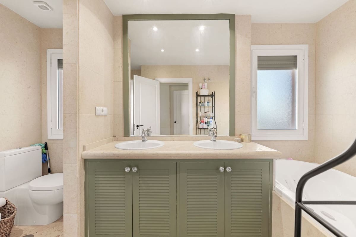 2 makuuhuone Huoneisto myytävänä paikassa Nueva Andalucia mukana uima-altaan 
autotalli - 685 000 € (Ref: 9443379)