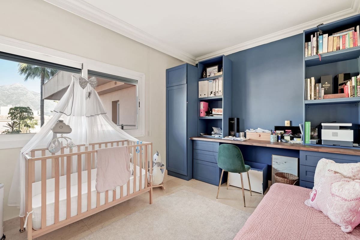 2 makuuhuone Huoneisto myytävänä paikassa Nueva Andalucia mukana uima-altaan 
autotalli - 685 000 € (Ref: 9443379)