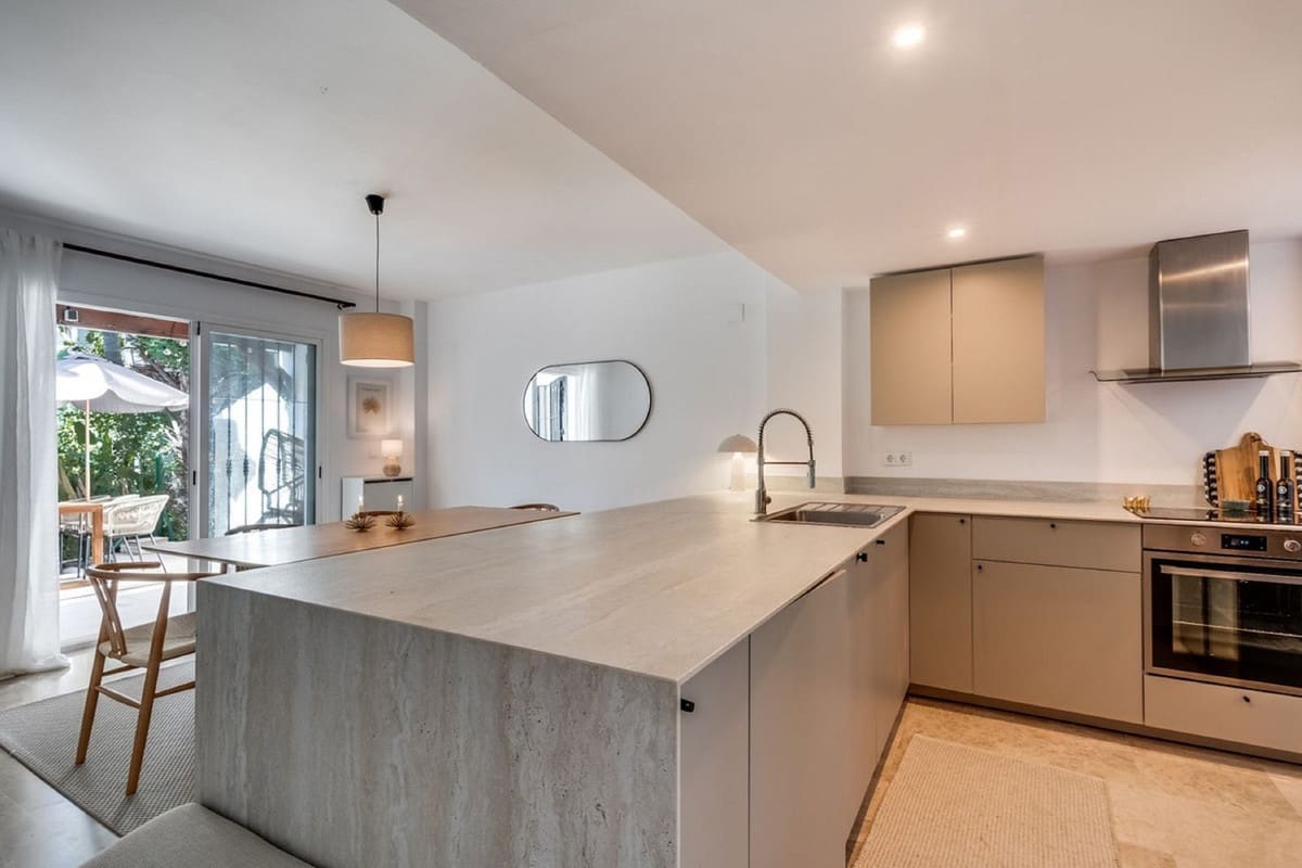 4 soverom Hus til salgs i Nueva Andalucia med svømmebasseng - € 755 000 (Ref: 9443382)