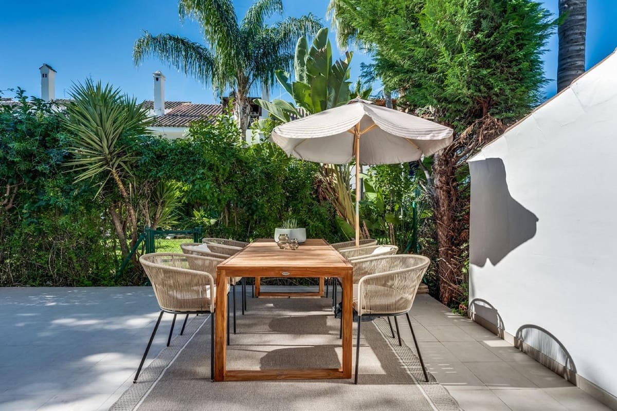 4 soverom Hus til salgs i Nueva Andalucia med svømmebasseng - € 755 000 (Ref: 9443382)