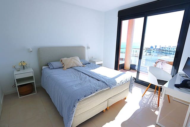 2 soverom Penthouse til salgs i Carvajal, Fuengirola med svømmebasseng garasje - € 895 000 (Ref: 9443396)