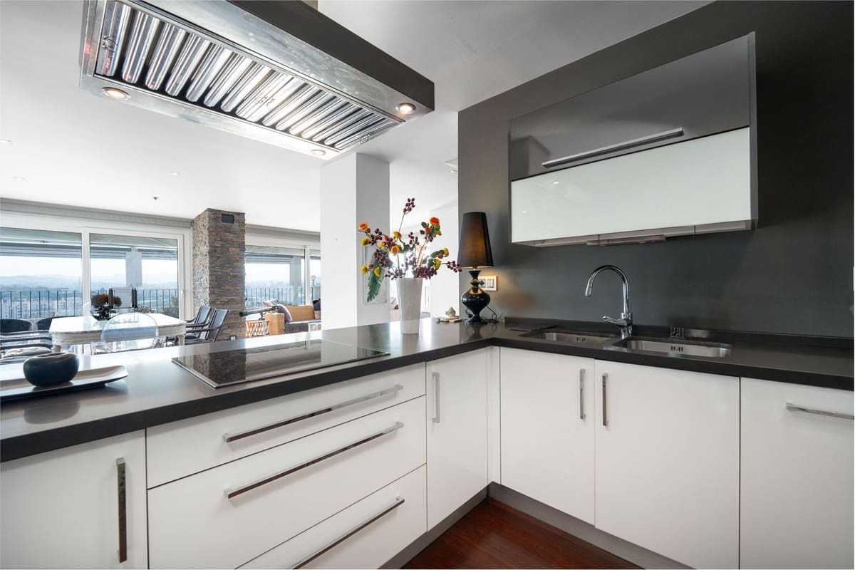 3 bedroom Penthouse for sale in Fuengirola with pool - € 1,250,000 (Ref: 9443399)