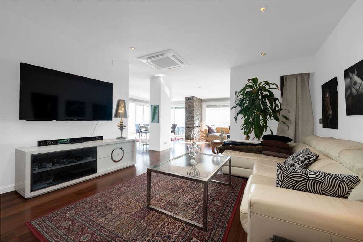 3 bedroom Penthouse for sale in Fuengirola with pool - € 1,250,000 (Ref: 9443399)