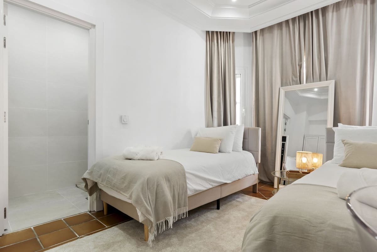 5 bedroom Villa for sale in Marbella with pool garage - € 2,350,000 (Ref: 9451166)