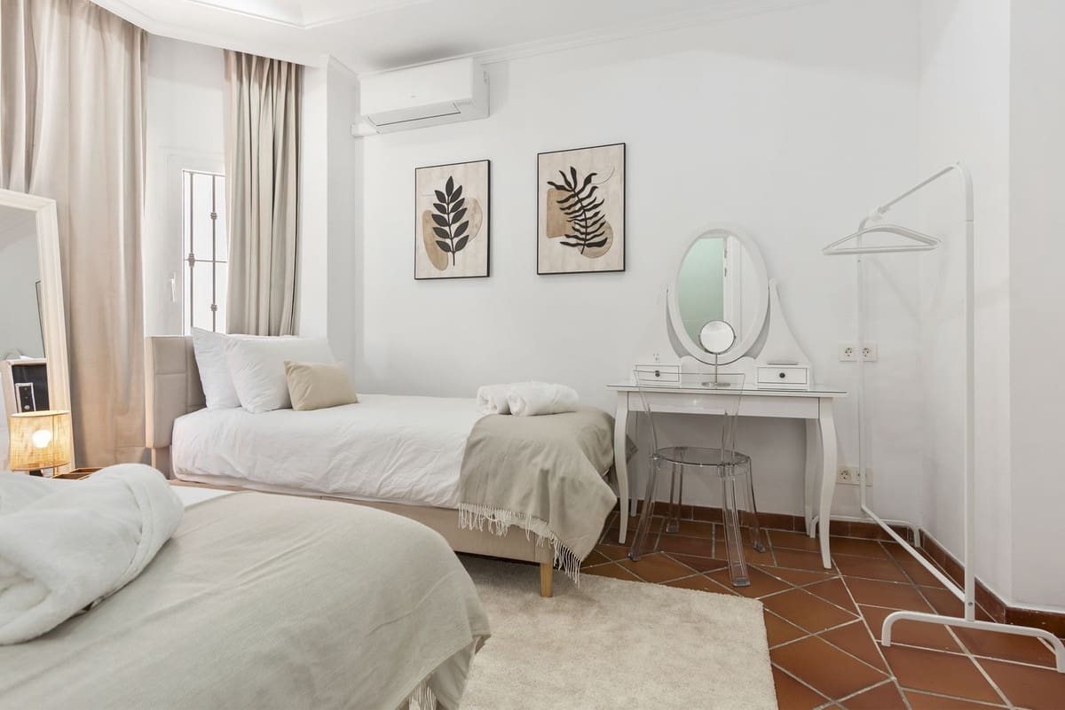 5 bedroom Villa for sale in Marbella with pool garage - € 2,350,000 (Ref: 9451166)