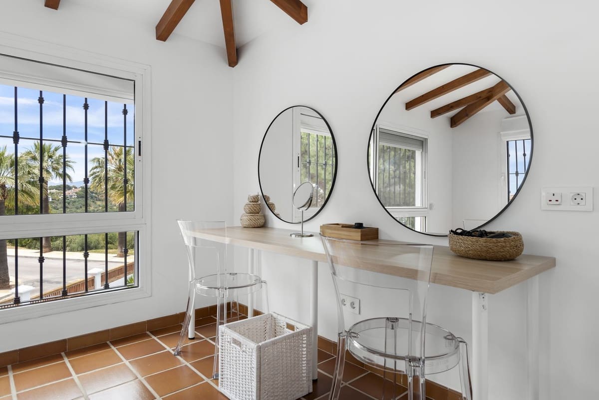 5 bedroom Villa for sale in Marbella with pool garage - € 2,350,000 (Ref: 9451166)